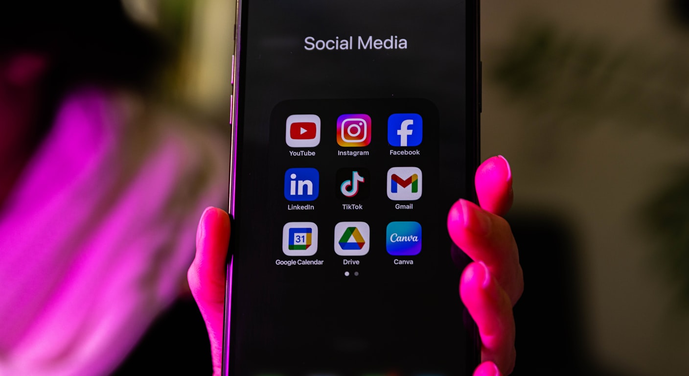 La schermata iniziale di uno smartphone con una griglia di icone di app mobili.